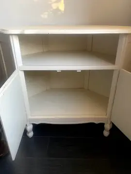 commode d’angle en bois blanc