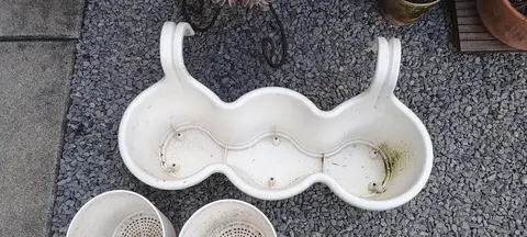 2 pots à réserve d'eau et une jardinière pour suspendre