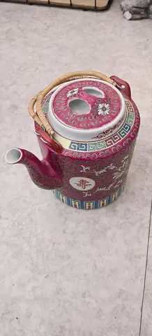 théière porcelaine. hauteur environ 15 cm