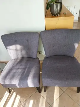 Deux fauteuils bas en tissu gris