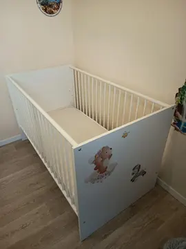 quand l'enfant grandit on peut enlever trois barreaux pour qu'il puisse monter seul dans lit