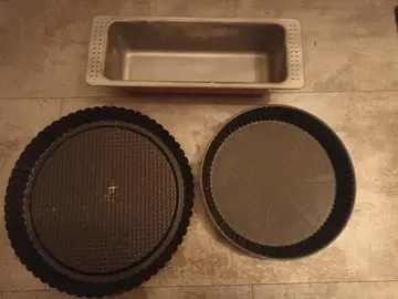 2 plats à tarte et 1 moule à cake