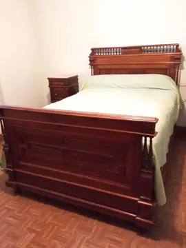 lit ancien en bon état