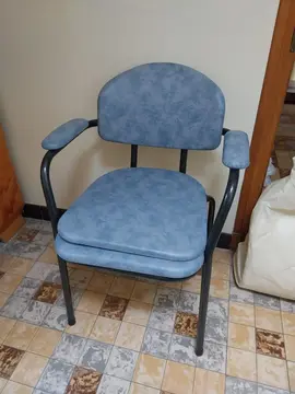 Chaise percée