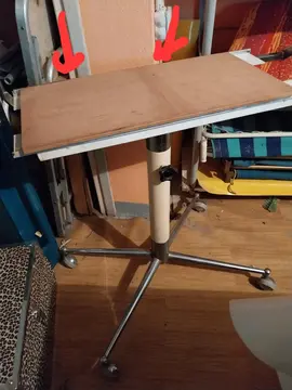 Petit table/support télé à roulettes