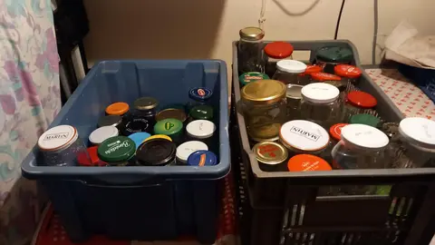 plusieurs pots en verre vides