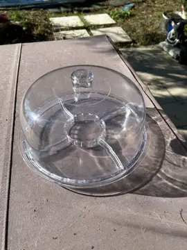 plateau avec cloche plastique