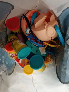 lot moule outil pâte à modeler + un peu de pâte à modeler