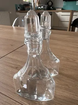 deux fioles en verre