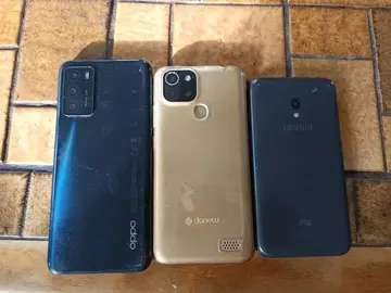 3 téléphones pour pièces HS