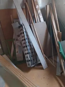 restes de tasseaux, lambris, sol