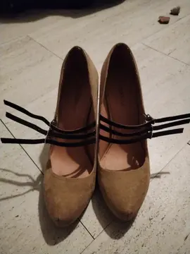 très jolie chaussures en daim beige t39