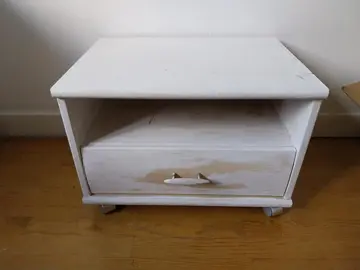 petite table de chevet à restaurer