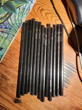 13 crayons à papier à tailler