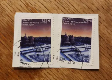 2 timbres oblitérés château de Vaux le Vicomte France/Japon