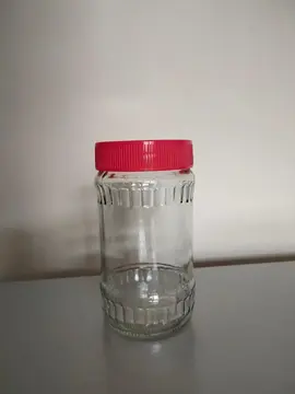 Petit bocal en verre couvercle plastique rouge