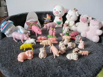 petits cochons en plastique