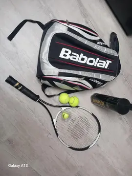 sac et raquette de tennis
