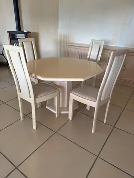 table en bois laquée et 4 chaises