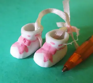 MINI CHAUSSONS PORCELAINE A JOINDRE A CADEAU DE NAISSANCE