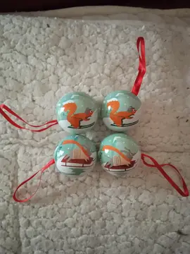 4 petites boules de Noël