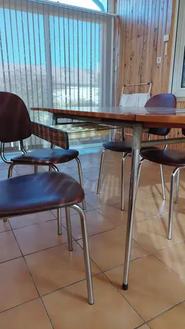 Table cuisine formica avec 4 chaises et un tabouret