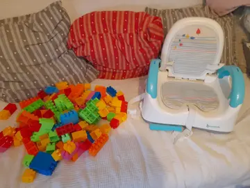 jouets enfants lego et rehausseur