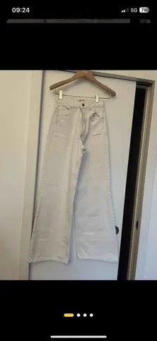 jean blanc taille 32 avec une petite tache noire