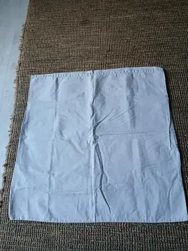 1 taie d'oreiller grise 56 x 56 cm