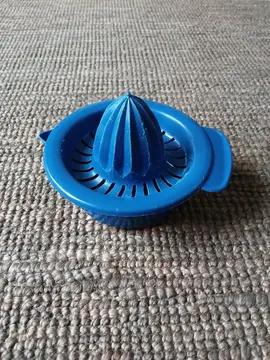 Presse agrumes bleu en plastique