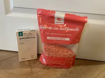 Cire pour épilation avec spatules en bois