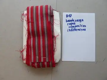 B17 bande de tissu rouge rayé Composition indéterminée