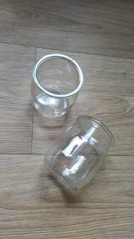 2 pots de yaourt en verre