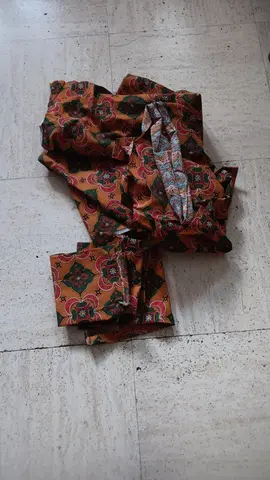 Divers chutes de tissu marron vert rouge