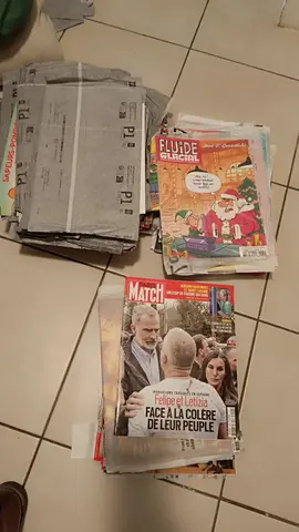 magazines fluide glacial, apris match et Charlie Hebdo récents