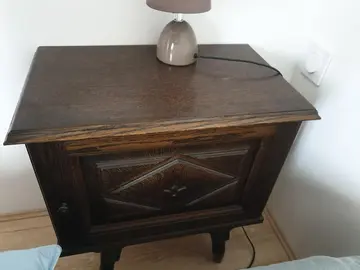 Table de chevet avec une porte