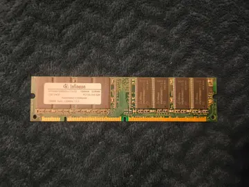 BARRETTE RAM INFINEON 128MB 133 MHz HYS64V16300GU