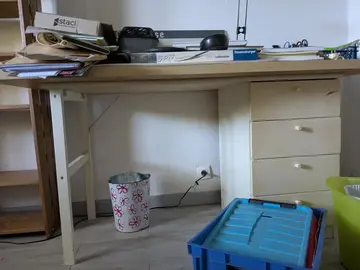 bureau blanc avec planche