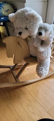 cheval de bois de décoration avec ses nounours