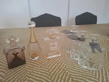 Flacons de parfum vides pour déco