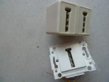 Prises téléphone (conjoncteur mural Legrand et prise murale double)