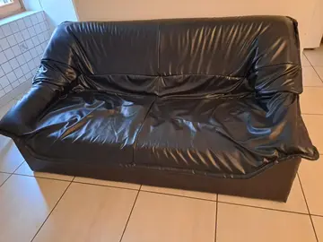 canapé simili noir + 1 fauteuil (petit défaut)