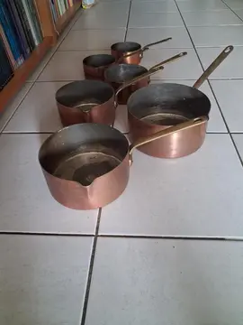 Casseroles en cuivre décoratives