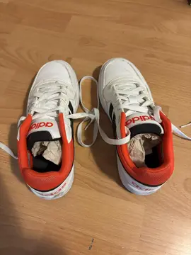 Baskets Adidas Taille 37,5 portées 2 fois par mon enfant