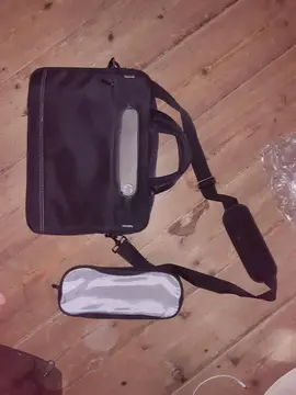 valisette ordinateur et étui chargeur