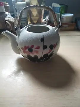 jolie théière sans couvercle