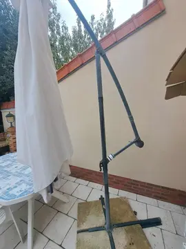 Structure de parasol déporté sans pied