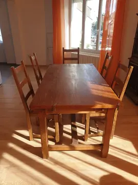 Table en bois 90cm X 180cm h 75cm et ses 6 chaises