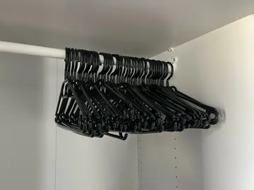 40 cintres noirs en plastique