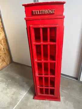 Meuble de rangement en forme de cabine téléphonique anglaise